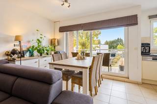 <strong>LIGGING<br /><br /></strong>Op zoek naar een appartement waar comfortabel wonen en een vlotte bereikbaarheid hand in hand gaan? Dit appartement van 80 m², gelegen op de eerste verdieping van een gebouw uit 2006 in de Fraterstraat te Merelbeke-Flora, heeft heel wat troeven in huis.<br /><br />De kamers kijken uit op een groene omgeving, wat zorgt voor een aangenaam gevoel van rust. Tegelijk woon je hier op een praktische locatie, met supermarkten, een apotheek, scholen en openbaar vervoer in de nabije omgeving. Ideaal voor wie dagelijkse voorzieningen graag binnen handbereik heeft.<br /><br />Ook op vlak van mobiliteit zit je hier goed. Dankzij de vlotte verbinding met de R4, E40 en E17 bereik je eenvoudig Gent en de omliggende gemeenten. Liever met de fiets op pad? In ongeveer 20 minuten fiets je naar Gent-Zuid.<br /><br /><strong>INDELING<br /><br /></strong>Via de inkomhal met gastentoilet kom je in de lichtrijke leefruimte, waar de uitgeruste keuken naadloos aansluit bij het woongedeelte. Aansluitend bevindt zich het westgerichte balkon: de ideale plek om na een drukke dag even te ontspannen en te genieten van de avondzon.<br /><br />Het appartement beschikt verder over twee slaapkamers en een badkamer uitgerust met een douche in bad en een dubbele lavabo. <br /><br />Extra praktisch is de technische berging, met aansluitingen voor zowel een wasmachine als een droogkast.<br /><br />Bij het appartement horen zowel een inpandige autostaanplaats als een buitenstaanplaats. Beide zijn verplicht aan te kopen voor een totaalprijs van € 27.500.<br /><br />Interesse? Neem contact op met Bram via +32 471 76 90 50 en plan je bezoek in.