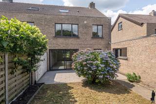 Eengezinswoning in <strong>kindvriendelijke</strong> omgeving met <strong>4 slaapkamers</strong> en ruime garage op een <strong>perceel van ca. 318 m²</strong>!<br /><br /><strong><span>INDELING</span></strong><br /><br /><strong>Gelijkvloers:<br /></strong><br />- Inkomhal met vestiaire en toilet<br />- Woon- eetkamer <br />- Keuken<br />- Garage <br /><br /><strong>Eerste verdieping:<br /></strong><br />- 3 ruime slaapkamers <br />- Badkamer met toilet, ligbad en douche<br /><br /><strong>Tweede verdieping:</strong><br />- Zolderverdieping bereikbaar via vaste trap. <br />- Ruime voorzolder met opstelling voor was- en droogapparatuur<br />- 4e slaapkamer mogelijk<br /><br />Volledig omheinde tuin met terras. <br /><br />BIJZONDERHEDEN:<br />- Vlakbij de Nederlandse grens gelegen<br />- Scholen in directe omgeving