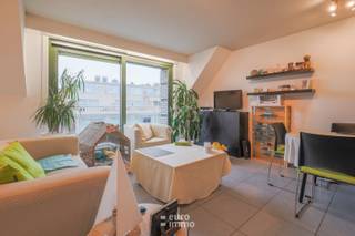 Op zoek naar een ruime studio, centraal gelegen in een recent gebouw? Dan is deze studio in Residentie Aalscholver een echte voltreffer! Dankzij de centrale ligging bevindt u zich hier binnen enkele stappen van winkels, restaurants en alle gezelligheid die Nieuwpoort te bieden heeft.<br /><br />Eénmaal binnen valt meteen de lichtinval op. De studio werd op een moderne manier ingericht, met een functionele keuken en een aangename leefruimte. Het leuke terras is hier dé troef: hier kan u heerlijk nagenieten van de avondzon, bijvoorbeeld bij een aperitief na een dag aan zee.<br /><br />Dankzij de recente leeftijd van het gebouw is ook alles hier nog tiptop in orde, wat zorgt voor een zorgeloze aankoop.<br /><br />EPC: 100.