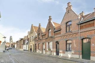 Cette maison à Bruges est un excellent choix pour ceux qui souhaitent faire un investissement intelligent ou qui recherchent une maison confortable. Vous profitez également du confort de vie moderne et de la tranquillité d'esprit, car la maison a été entièrement rénovée en 2016. La combinaison d'un jardin urbain confortable, d'un garage privé et d'une finition de haute qualité fait de l'achat de cette propriété à Bruges un choix sans soucis.<br /><br />Disposition de la maison :<br /><br />Rez-de-chaussée :<br />° Hall d'entrée avec option vestiaire<br />° Toilettes séparées<br />° Salle de bain avec douche à l'italienne et lavabo<br />° Cuisine entièrement équipée<br />° Espace de vie confortable avec beaucoup de lumière<br />° Local de rangement avec raccordement pour la machine à laver<br />° Terrasse avec jardin de 43 mètres carrés<br />° Garage privé numéro 23 situé dans le Wevershof<br /><br />Premier étage :<br />° Salle de nuit<br />° Deux chambres complètes<br /><br />L'accessibilité de cette propriété à vendre est excellente. Depuis cette maison de Bruges, vous pourrez facilement rejoindre à pied les boutiques locales et les restaurants chaleureux. Grâce à la proximité du périphérique de Bruges, vous pouvez également facilement quitter la ville en voiture. <br /><br />Le bien est proposé selon la formule Pre-sale. Le 10/10/2026 entre 09:00 et 12:00, vous pouvez visiter la maison sur rendez-vous et faire une offre. Le prix affiché est un prix indicatif. Pour plus d'informations, veuillez contacter le responsable du dossier.<br /><br />Registre des mesures: non
