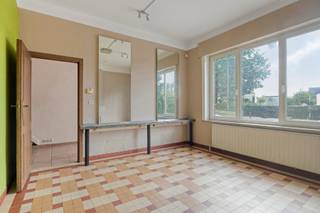 Immo Pické biedt u deze uiterst gunstig gelegen woning aan op de grens tussen Groot-Bijgaarden (Dilbeek) en Sint-Agatha-Berchem, in de onmiddellijke nabijheid van winkels (Dansaertpark), openbaar vervoer (bus en tram), scholen, invalswegen en alle voorzieningen. Deze woning beschikt op de gelijkvloerse verdieping over een inkomhal, een ruime leefruimte, een tussengang, een toilet en een tweede grote leefruimte met open keuken en eethoek. Op de eerste verdieping beschikt de woning over een nachthal, een slaapkamer met dressing (16 m² + 9 m²), een tweede slaapkamer (18 m²) en een badkamer (met douche, lavabo en toilet). Op de tweede verdieping (zolderverdiep) werd reeds één kamer (12 m²) ingericht, maar is er nog de mogelijkheid om een bijkomende zolderruimte van 32 m² in te richten in bijkomende slaapkamers. De woning heeft ondergronds nog verschillende kelderruimtes en en wasplaats. Achteraan vinden we nog een leuke zuidwest gerichte tuin terug met terras. Voor de woning is er de mogelijkheid om twee wagens te parkeren. Renovatieplicht van toepassing (EPC F). Deze woning heeft een enorm potentieel en is ideaal voor personen die een grote woning zoeken op een toplocatie!