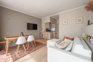 Res. Green Corner<br /><br />Gezellig appartement vlak bij de Lippenslaan met zicht op het groen.<br />Een appartement met veel lichtinval, in de woonkamer ligt een parket vloer, er is een apart toilet, een kitchenette, een badkamer met inloopdouche en lavabo, en een ruime slaapkamer die plaats biedt voor 4 personen. <br />Er zijn zeer veel ingemaakte kasten en het appartement is instapklaar. <br />op -1 is nog een privé kelder aanwezig.<br /><br />Ref: A1001