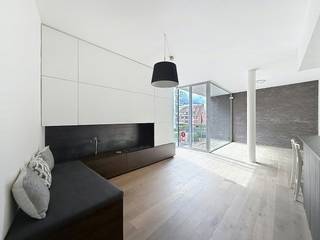 Gelegen binnen de kleine ring van Waregem, biedt dit prachtige appartement een uitzonderlijke woonbeleving. Dankzij de hoge plafonds en hoogwaardige afwerking, geniet u van een licht en ruimtelijk gevoel in elke ruimte.<br /><br />Het appartement beschikt over twee slaapkamers, een badkamer, een lichtrijke leefruimte met open keuken en een ruim terras. Daarnaast biedt dit appartement voldoende privacy en beschikt het over heel wat opbergruimte.<br /><br />Het gehele appartement is voorzien van een stijlvolle parketvloer en comfortabele vloerverwarming.<br /><br />INDELING:<br />Inkomhal met ingemaakte vestiaire - gastentoilet - beging met aansluiting wasmachine en droogkast - ruime leefruimte met open keuken - slaapkamer 1 - badkamer met inloopdouche, bad en lavabo - slaapkamer 2<br /><br />TROEVEN:<br />+ Ruim terras met ledverlichting<br />+ Lichtrijke leefruimte<br />+ Energiezuinig<br />+ Gelegen in stadsrand, nabij diverse invalswegen<br />+ Wijnfrigo aanwezig<br />+ grote berging in kelderverdieping <br />+ bio ethanol haard aanwezig <br /><br />Algemeen:<br />- Garagebox verplicht bij te huren: €60,00/maand<br />- Er wordt een voorschot van €110,00/maand gevraagd voor de kosten van water en gas (provisionele kosten), deze kosten worden jaarlijks afgerekend.<br /><br />De snelste manier om een bezoek te brengen aan deze woning?<br />Vraag je bezoek aan via de rode knop op onze website (www.dewaele.com) en je wordt gecontacteerd door onze makelaar.<br />Telefonisch kunnen er geen afspraken gemaakt worden.<br />Bij andere vragen kun je ons telefonisch contacteren via 056 605 605.