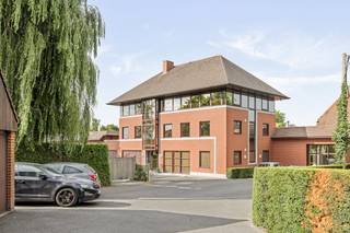 Bâtiment commercial d'environ 1 600 m² sur une superficie totale d'environ 3 140 m² à vendre à Anzegem. Disposition :- Entrepôt/magasin d'environ 800 m² de terrain. Cet entrepôt dispose d'un étage supplémentaire (stockage/salle d'exposition) pour les charges lourdes.- Entrepôt d'environ 640 m²- Espace de rangement d'environ 217 m² avec accès à la rue- Maison d'environ 250 m² au rez-de-chaussée (côté rue)- Maison d'environ 200 m² au premier étage (côté rue)Les deux maisons peuvent être rénovées mais sont en bon état en termes de structure. Spécifications : - Portail coulissant manuel- Chauffage fourni dans l'entrepôt ou la salle d'exposition- Espace de bureau séparé- Polybéton- Toit isolé de l'entrepôt- Puits de lumière- Stationnement spacieuxLe bâtiment commercial est situé à proximité de la gare d'Anzegem et de diverses routes d'accès. Ce bien peut être soumis à l'obligation de rénovation imposée par le gouvernement flamand pour les bâtiments non résidentiels. Pour plus d'informations, veuillez consulter le site web de l'Agence flamande de l'énergie et du climat à l'adresse https://www.energiesparen.be/nr/renovatieverplichting.Vous recherchez un bien immobilier commercial composé d'un bâtiment commercial à vendre à Anzegem ? N'hésitez pas à nous contacter au 056 21 11 11.