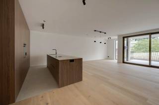 The Garden huisvest 12 hoogwaardige appartementen én 1 luxe penthouse.<br /><br />The Garden is een project van de toekomst: alle appartementen zijn voorzien van een warmtepomp, zonnepanelen, ventilatiesysteem type D en beschikken over comfortabele vloerverwarming.<br /><br />The Garden staat voor een ambitieuze omgang met energie, alle appartementen vallen onder het BEN-label (E20).<br />Dit betekent een volledige vrijstelling van uw onroerende voorheffing de eerstkomende 5 jaar.<br /><br />The Garden voorziet een prachtige groene siertuin in een stedelijke omgeving.<br />Verder zullen er ook nog staanplaatsen aangeboden worden en bergingen in de kelderverdieping.<br /><br />Aankoop volgens afbraak/wederopbouw regeling aan 6% BTW is mogelijk.<br /><br />The Garden is een samenwerking tussen projectontwikkelaar DDL Construct gespecialiseerd in residentieel vastgoed en Architect DCX.<br /><br />DDL en DCX hebben één tot drie slaapkamer appartement ontwikkeld in project The Garden om zo een breed publiek te kunnen aanspreken die toch dat tikkeltje beter wensen.<br /><br />Prijzen zijn exclusief aankoopkosten.<br />* enkele beelden werden digitaal bewerkt ter illustratie <br /><br />Interesse in dit magnifieke project?<br />Contacteer LISTED voor een persoonlijke projectpresentatie: +32 3 283 51 51.