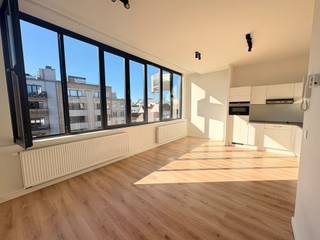 <p>Quares - Group TREVI presenteert :<br />Midden in het bruisende hart van Antwerpen, aan de gezellige Oudevaartplaats, bevindt zich dit modern 1-slaapkamerappartement op de vierde verdieping van een kleinschalig gebouw. Hier woont u op wandelafstand van talrijke winkels, restaurants, cafés en de wekelijkse markt die de buurt extra sfeer geeft.</p>
<p>Via een kleine inkomhal komt u binnen in het appartement, waar de vele raampartijen zorgen voor een aangename en natuurlijke lichtinval. De leefruimte sluit aan op een volledig uitgeruste keuken met vaatwasser, koelkast, diepvries en combi-oven, waardoor u over alle comfort beschikt.</p>
<p>De badkamer is voorzien van een douche en een aansluiting voor een wasmachine. Dankzij de grote raampartij geniet deze ruimte van veel daglicht en heeft u rechtstreeks toegang tot een klein, gezellig terrasje waar het heerlijk vertoeven is. De aparte slaapkamer maakt het appartement compleet.</p>
<p>Dit appartement is de ideale uitvalsbasis voor wie op zoek is naar een gezellige woonplek op een levendige locatie in het stadscentrum. Het appartement bevindt zich op de vierde verdieping en het gebouw beschikt niet over een lift.<br /><br />Vaste gemeenschappelijke kosten: €25/maand</p>
<p>Interesse? Contacteer ons voor een bezoek ter plaatse.</p>