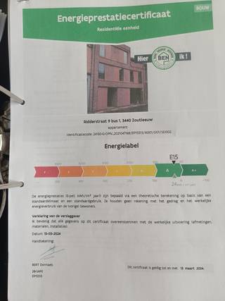 <p>Stel je voor: thuiskomen in een instapklaar nieuwbouwappartement in het hartje van Zoutleeuw, op wandelafstand van winkels en scholen. Ridderstraat 9/1 ligt op de tweede verdieping van een verzorgd gebouw met drie bouwlagen en biedt je een frisse, hedendaagse basis om je leven in op te bouwen. Het pand werd pas in 2023 gebouwd en ademt dan ook nog die typische nieuwbouwgeur van kwaliteit en afwerking tot in de details.</p><p>Eenmaal binnen kom je terecht in een aangename leefruimte van 31 m², waar licht en ruimte hand in hand gaan met de volledig geïnstalleerde keuken van 13 m². Deze is uitgerust met alles wat je nodig hebt: dampkap, combi-oven, koelkast en koel-vriescombinatie, en een vaatwasser maakt het plaatje compleet. Het appartement telt twee slaapkamers, een ruime van 14,5 m² en een iets compactere van 11 m², ideaal voor een koppel, gezin of thuiswerkplek. De badkamer van 5,5 m² is voorzien van een inloopdouche, en dankzij de aparte toiletruimte hoef je nooit op elkaar te wachten. In totaal geniet je van een bewoonbare oppervlakte van 104 m², verdeeld over een logische en functionele indeling.</p><p>Buiten vind je een terras van 13 m², perfect om ’s avonds nog even na te genieten van de dag, en er is ook buitenparking voorzien voor je wagen. Het gebouw is uitgerust met een intercom voor extra veiligheid, en dankzij de individuele verwarming via warmtepomp en de aanwezige zonnepanelen geniet je van een uitstekend energielabel A (E-peil 15). Alle nutsvoorzieningen zijn trouwens individueel geregeld, zodat je zelf perfect grip hebt op je verbruik. </p><p>Zoutleeuw biedt je alle troeven van een rustige, aangename gemeente met toch alle voorzieningen binnen handbereik: winkels, scholen, een sportcentrum, openbaar vervoer en invalswegen liggen allemaal op wandel- of fietsafstand. Benieuwd naar dit instapklare appartement? Neem snel contact op om een bezoek in te plannen via www.living-stone.be! </p>