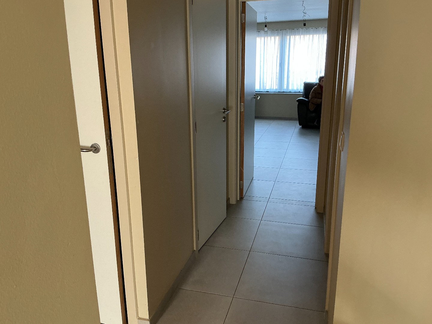 Nieuwbouwappartement met 2 slaapkamer op de Markt in Houthulst - foto 2