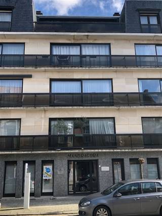 <p><span>Beautifully located studio at the station of Kortrijk. Entrance, spacious living room with open equipped kitchen, storage room, toilet, bathroom with shower and basement.  Built in 1979.  Favourable EPC B 140 kWh/m².  For info or visit, call 056.21.58.00 or www.immo-lvb.be.</span></p>