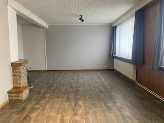 Vlakbij het centrum van Kapellen vindt u dit appartement op de eerste verdieping. De indeling gaat als volgt: inkomhal met gastentoilet, gezellige L-vormige woonkamer, ruime keuken voorzien van hedendaags comfort, badkamer met bad/douche en wastafel, twee volwaardige slaapkamers en een kelderberging.<br />Alle nutsvoorzieningen zijn individueel en er zijn geen gemeenschappelijke kosten.<br />Contacteer ons voor een bezoek ter plaatse: 03/568.03.03 of info@vastgoed03.be