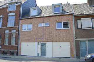 Dit instapklare appartement combineert comfort, ruimte en een uitstekende ligging. Je woont pal in het centrum van Gullegem, op wandelafstand van scholen, winkels en alle dagelijkse voorzieningen.<br />Het appartement bevindt zich op de eerste verdieping van een kleinschalige residentie met slechts 3 appartementen, wat zorgt voor een aangename en rustige woonomgeving.<br /><br />Indeling als volgt:<br />Op de eerste verdieping tref je een gezellige leefruimte met open keuken, een apart toilet en een ruim en aangenaam groot zonneterras waar je heerlijk kan genieten van de buitenlucht.<br />Op de tweede verdieping bevinden zich 2 slaapkamers en een verzorgde badkamer met douche.<br /><br />Een garage op het gelijkvloers is inbegrepen in de vraagprijs!<br /><br />Onze ref. DEV5176<br />Stedenbouwkundige info in aanvraag