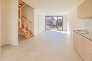 Je betreedt de woning via de inkomhal met gastentoilet. Aansluitend bevindt zich de lichtrijke leefruimte met een volledig geïnstalleerde...