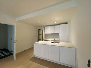 Volledig gerenoveerd gelijkvloers appartement met tuin in het centrum van Brasschaat.Indeling:- Een inkom in een gemeenschappelijke gang met toegang...