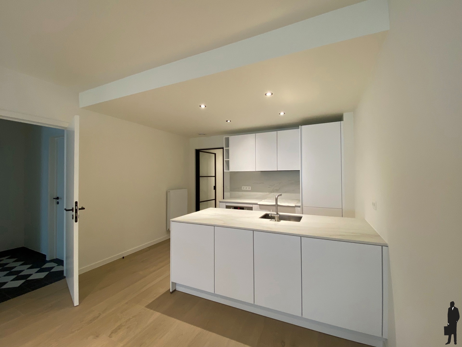 Volledig gerenoveerd gelijkvloers appartement met tuin in het centrum van Brasschaat. - foto 3