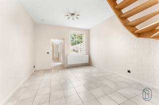 Goedgelegen instapklare woning met stadstuin. INDELING: inkom, leefruimte met open haard, moderne keuken, badkamer en wasplaats met aansluiting...