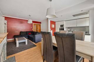 Dit centraal gelegen appartement heeft een open keuken en 2 slaapkamers (13 m² - 7,5m²) en terras.<br /><br />De open keuken bestaat uit een gasvuur, een dampkap, een oven, een micro-oven, en een ingebouwde ijskast en diepvries.<br />Verder zijn er kasten boven en onder.<br /><br />De badkamer heeft een ligbad met douche is volledig betegeld en een lavabo voor 2 personen.<br />Er is een aparte wc.<br /><br />De living heeft een laminaatvloer en veel lichtinval.<br /><br />Alle ramen zijn met dubbele beglazing in pvc.<br /><br />Achteraan is er een terras van 3m en dit zuidgericht.<br /><br />De verwarming is individueel op gas en het appartement heeft een zeer gunstig EPC ( A label).<br /><br />Stedenbouwkundige inlichtingen zijn in aanvraag.<br /><br />Voor meer info of een bezoek ter plaatse kan u vrijblijvend contact opnemen met Philip op het nr.: 0476/999.029 of philip@reds.be