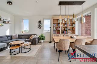 Ontdek de weelde en pracht van dit recent appartement, gelegen in centrum Deinze en voorzien van alle moderne luxe die u zoekt!Met 2 ruime...