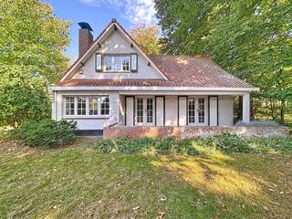 Vous rêvez d'une maison charmante et spacieuse à louer dans un endroit unique et paisible ? Alors ce bâtiment ouvert de caractère situé...