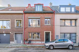 <strong>Verrassend ruime woning met 5 slpk, bdk en tuin gelegen op een goede locatie nabij het centrum met vlotte uitvalswegen. EPC 312 kWh/m² Epeil D, elektriciteit = niet conform<br /><br />Ligging: </strong>Uiterst rustig en goed gelegen op slechts enkele minuten van het centrum. Uitvalswegen, openbaar vervoer, winkels en E34 zeer vlot bereikbaar.<strong><br /><br />Indeling: -1:</strong> Kelder <strong>0:</strong> Inkomhal - leefruimte - eetkamer - keuken - wasplaats - berging - terras - tuin <strong>+1</strong> 3 slaapkamers - badkamer <strong>+2 </strong>bergruimte - slaapkamer - slaapkamer met opbergzolder<br /><br /><strong>Omschrijving: </strong>Verrassend ruime gezinswoning met 5 slaapkamers en tal van mogelijkheden. Achter deze gevel schuilt een bijzonder royale indeling met maar liefst 5 slaapkamers, ideaal voor grote gezinnen, samengestelde gezinnen, thuiswerken of hobbies.<br />De woning beschikt over een leuke tv-kamer aan de voorzijde van de woning. Aansluitend de ruime eetkamer met keuken en zicht op de tuin bieden deze ruimtes voldoende berg- en werkruimte. Op de 1e verdieping vinden we 2 ruime slaapkamer, 3e slaapkamer en badkamer voorzien van toilet en douche in zitbad.<br />Op de 2e verdieping vinden we een 4 slaapkamer en 5e uiterst ruime kamer voorzien met een zolderruimte waar nog tal van mogelijkheden liggen. Op vlak van duurzaamheid kende deze woning reeds een vooruitgang. Zo werd er een nieuwe CV ketel geplaatst (2018), werden er 7 zonnepanelen voorzien (2020), werd het dak reeds geïsoleerd met +/- 8cm (2018) en werden de ramen mee vernieuwd (2022) alsook de riolering.<br /><br />Kortom: een verrassend ruime woning, goed onderhouden, instapklaar en biedt deze woning nog tal van mogelijkheden!<br /><br /><strong>Bijzonder informatie in aanvraag.</strong>