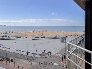 Situé dans un emplacement de choix à Knokke, à deux pas de l'emblématique place Rubens, cet appartement 3 pièces avec salle de bains, spacieux et luxueusement rénové, est orienté ouest. Grâce à une façade de près de 6 mètres de large, vous bénéficiez ici d'une magnifique vue latérale sur la mer et d'une luminosité exceptionnelle. Depuis le hall d'entrée spacieux, doté d'un vestiaire et de toilettes séparées pour les invités, vous accédez à l'espace de vie lumineux situé à l'avant. Le salon baigne dans la lumière naturelle et offre une belle vue sur la mer. Vient ensuite la cuisine ouverte, entièrement équipée et finie avec des matériaux de haute qualité. L'appartement dispose de trois chambres, chacune dotée de sa propre salle de douche attenante. L'une des chambres donne directement accès à la terrasse. Les finitions ont été réalisées avec des matériaux particulièrement qualitatifs et durables, ce qui contribue au caractère exclusif de cet appartement.<br /><br />Un cellier privé est inclus, ainsi qu'un local à vélos commun facilement accessible au rez-de-chaussée.<br />Registre des mesures sur demande.<br /><br />N'hésitez pas à nous contacter pour plus d'informations : tél. : 050 62 44 14 ou via knokke@immax.be