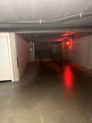 Deze afgesloten garagebox bevindt zich op verdieping -1 van residentie Onyx.<br />Inrijden via autolift naar verdieping -1.<br />Zeer makkelijk, ruim parkeercomplex.<br />Afgesloten box met manuele poort.<br />Afmetingen: 5.81 x 2.82 m.<br />Enkel te huur op jaarbasis.<br />Maandelijkse huurprijs: 130 EUR.