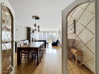 <p>Ruim appartement van 112 m², centraal gelegen met prachtig zicht op het Wapenplein en een ver zeezicht. Het appartement bevindt zich op de vierde verdieping en is bereikbaar via lift of trap. In de gemeenschappelijke gang beschikt u bovendien over een privatieve bergkast.</p>
<p>Via de ruime inkomhall, met grote ingemaakte kast, heeft u toegang tot alle ruimtes. De lichtrijke leefruimte met gezellige zit- en eethoek geniet u van een mooi uitzicht op het Wapenplein. Aansluitend bevindt zich de grote keuken met alle keukentoestellen, eveneens met aangenaam zicht op het plein. Naast de keuken is er een berging met grote ingemaakte kast en wasplaats voorzien.</p>
<p>Verder beschikt het appartement over een apart gastentoilet, twee ruime slaapkamers met ingemaakte kasten en een badkamer uitgerust met douche/bad, dubbele lavabo en toilet. Beide slaapkamers geven toegang tot het balkon waar u kan genieten van een ver zeezicht. Het balkon beschikt over een extra berging.<br />Een ruim en goed ingedeeld appartement op een topligging, ideaal als vaste woonplaats, tweede verblijf of investering aan zee.</p>
Extra troeven<br /><br />
<ul>
<li>hoogrendementsramen</li>
<li>elektrische gordijnen</li>
<li>gezamenlijke afgesloten fietsenstalling</li>
<li>mogelijkheid tot aankoop garage</li>
<li>instapklaar</li>
</ul>
Deze woning is te koop ZONDER makelaar via het concept van Smart Houses. Wenst u verdere inlichtingen of een bezoek? Contacteer rechtstreeks de eigenaar via 0488/07.37.41