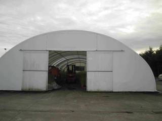 De plantkwekerij is gelegen langs de Slingerstraat te Menen.<br />Rechts bevindt zich het kweekgedeelte van circa 3,80 ha met de nodige voorzieningen en waterreservoir.<br />Links bevinden zich prachtig domein van meer dan 5 ha met de in opbouw zijnde bedrijfsgebouwen, die deels af te breken zijn of als landbouw verder te regulariseren zijn.<br />Meer info ten kantore