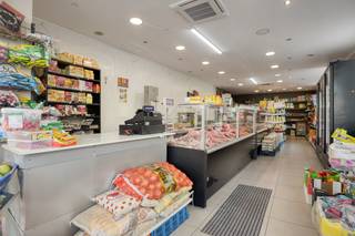 Moderne handelsruimtes (98 m²) te koop op topligging te Oostende.Dit vastgoed op een hoekligging langs de bruisende Torhoutsesteenweg biedt bijzonder veel visibiliteit voor uitbating van diverse sectoren.Indeling:- Winkelruimte R (60 m²) met airco- Winkelruimte L (20 m²) polyvalent- Keukenruimte met kitchenette en toilet (18 m²)Troeven:- Aantrekkelijk winkelpand / kantoor- Moderne winkelfaçade- Grote glaspartijen- Aantrekkelijke hoekligging- Vlot bereikbaarOp wandelafstand van het commerciële centrum van de stad Oostende en dicht bij diverse winkels en supermarkten. Goede bereikbaarheid met het openbaar vervoer.Aarzel zeker niet ons te contacteren indien dit bedrijfsvastgoed bestaande uit een handelsruimte/kantoor te koop in centrum Oostende u mogelijks kan interesseren.