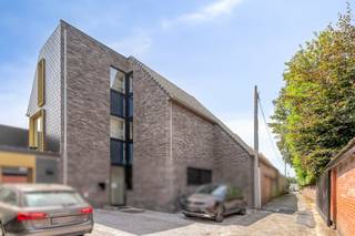 Gelegen in een rustige zijstraat van de Casselstraat, geniet u van een uiterst rustige woonomgeving, terwijl alle winkels, horeca en voorzieningen zich op wandelafstand bevinden. De absolute blikvanger is het grote, zuidgerichte terras, waar u de hele dag door kunt genieten van de zon, rust en gezelligheid.<br />Dankzij de doordachte indeling biedt dit appartement alle comfort voor wie gewoon graag ruim woont. Bovendien beschikt het appartement over een gunstig EPC-label B, wat zorgt voor een energiezuinige woonervaring.<br /><br />Indeling:<br />Het appartement is verspreid over twee verdiepingen, wat zorgt voor een optimaal gevoel van privacy en ruimte:<br /><br />Eerste verdieping:<br />Lichtrijke living met aansluitend zuidgericht terras - open nog in te richten keuken met berging - aparte bureauruimte- ruime slaapkamer met een aansluitende, private badkamer - apart toilet<br /><br />Tweede verdieping:<br />Twee volwaardige slaapkamers, perfect als slaapkamer of extra (berg)ruimte - een tweede, aansluitende badkamer<br /><br />Extra troef:<br />Mogelijkheid tot het aankopen van een parking.<br /><br />Troeven:<br />Bewoonbare oppervlakte van 155 m²<br />3 volwaardige slaapkamers<br />Groot, zonnig terras<br />Rustige ligging in het centrum van Poperinge<br />EPC-label B<br />Twee ingerichte badkamers<br />Veel lichtinval en uitzonderlijk ruime woonvolumes<br /><br /><br />Bestuursmaatregelen in het maatregelenregister: nee<br /><br />Deze AI-visualisaties zijn bedoeld als inspiratie. Er werd geen rekening gehouden met technische specificaties, stedenbouwkundige voorschriften of de concrete mogelijkheden tot realisatie.