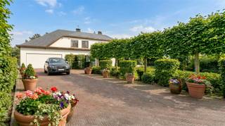 <p>Deze ruime en stijlvolle vrijstaande villa biedt een unieke combinatie van comfort, ruimte en privacy op een toplocatie in Brasschaat. De woning beschikt over een ruime oprit, dubbele garage en twee toegangspoorten, wat meteen klasse en functionaliteit uitstraalt.</p><p>De villa heeft vijf slaapkamers, waaronder een master bedroom op het gelijkvloers met en-suite badkamer, ideaal voor gelijkvloers wonen of gastenverblijf. De royale leefruimte met veranda geniet van veel lichtinval en een prachtig zicht op de verzorgde achtertuin.</p><p>De open, volledig uitgeruste keuken met kookeiland, Amerikaanse koelkast, ingebouwde microgolf, hete-luchtoven, gasvuur en vaatwasser wordt aangevuld met een praktische keukenberging. Vanuit de keuken is er directe toegang tot de inpandige garage en de wasruimte, voorzien voor wasmachine en droogkast.</p><p>Op de eerste verdieping bevinden zich vier slaapkamers, waarvan twee volledig afgewerkt en twee in casco. De casco slaapkamers bieden bovendien aparte ruimtes die ideaal zijn voor dressings of extra badkamers, waardoor de verdieping volledig naar eigen wens kan worden afgewerkt. Renderfoto’s geven een impressie van de mogelijke inrichting en afwerking.</p><p>De achtertuin biedt rust en sfeer, met een mooie vijver en een tuinberging, perfect voor ontspanning of gezellige buitenmomenten.</p><p>Deze villa combineert stijlvolle afwerking, praktische indeling en een toplocatie, en is ideaal voor gezinnen die op zoek zijn naar ruimte, comfort en een exclusieve woonervaring in Brasschaat.</p><p>Belangrijkste kenmerken:</p><ul><li><p>Vrijstaande villa op toplocatie</p></li><li><p>Ruime oprit en dubbele garage met twee toegangspoorten</p></li><li><p>Vijf slaapkamers, inclusief gelijkvloerse master met en-suite badkamer</p></li><li><p>Royale leefruimte met veranda</p></li><li><p>Open keuken met kookeiland en hoogwaardige apparatuur</p></li><li><p>Achtertuin met vijver en tuinberging</p></li><li><p>Afgewerkte en casco slaapkamers met extra ruimtes voor dressings of badkamers</p></li></ul>