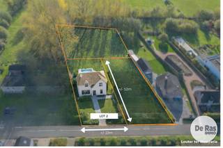 MASSEMEN – Bouwgrond voor open bebouwing met landelijk uitzicht (Lot 2)<br /><br />Bent u op zoek naar een unieke locatie om uw droomhuis te bouwen? Dan is deze prachtige bouwgrond van 1.173 m², gelegen in het charmante en landelijke Massemen, precies wat u zoekt. De grond biedt een adembenemend uitzicht over de omliggende natuur en vormt de ideale plek om te genieten van rust en ruimte, met tegelijk een vlotte verbinding naar het centrum, naburige dorpen en belangrijke invalswegen.<br /><br />De bouwgrond is geschikt voor een open bebouwing en laat u toe een ruime eengezinswoning te realiseren met een maximale bouwdiepte van 15 meter op het gelijkvloers en 12 meter op de verdieping. De bouwbreedte aan de straatzijde bedraagt ongeveer 12,5 meter en langs beide zijden is een bouwvrije strook van 5 meter voorzien, waardoor u geniet van voldoende privacy en openheid.De gevels dienen te worden afgewerkt met een wit gecementeerde gevelsteen met schijnvoegen of met een wit gekaleide gevelsteen. De raamopeningen moeten worden voorzien van licht getoogde vensters met een roedeverdeling.<br /><br />Deze bouwgrond combineert de rust van het platteland met een centrale ligging en uitstekende bereikbaarheid — de perfecte plek om uw nieuwe thuis te creëren in een groene, landelijke omgeving.<br />Prijs exclusief aansluitingskosten van de nutsvoorzieningen. Deze kosten zijn ten laste van de koper.<br /><br />Voor meer informatie kunt u ons contacteren via 053/60.65.60.