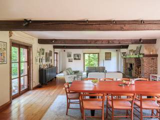 <strong>Bijzonder ruime en vrijstaande villa (BJ 1982) gelegen op een gunstig perceel van ca. 9.700 m²</strong><strong> in Ouwegem (Kruisem). </strong><br /><br />Deze op te frissen eigendom geniet van een uitstekende zuidwestelijke oriëntatie en biedt prachtige vergezichten, omgeven door een uitzonderlijk groene en rustige omgeving. Met een eigen bloemenweide en bos achteraan geniet u hier van een uitzonderlijk gevoel van rust, privacy en verbondenheid met de natuur.<br /><br />De villa beschikt over een bewoonbare oppervlakte van maar liefst 437 m² en omvat onder meer een ruime inpandige garage met plaats voor twee wagens en fietsen, royale leefruimtes, een afzonderlijke bureauruimte op de gelijkvloerse verdieping, vijf slaapkamers en twee badkamers.<br /><br />Deze vrijstaande villa verkeert structureel in goede staat en behaalt een gunstige EPC-score van 206 kWh/m², mede dankzij de installatie van 21 zonnepanelen en een zonneboiler in 2021. Bovendien biedt de woning heel wat mogelijkheden om ze verder te personaliseren. <br /><br />De volwassen tuin met sfeerverlichting is ingedeeld in verschillende zones, elk met een eigen sfeer en karakter, waardoor u op elk moment van de dag kan genieten van rust, groen en privacy. Het perceel strekt zich uit over een indrukwekkende lengte van 156 meter en bereikt op het breedste punt een breedte van maar liefst 56 meter.<br /><br /><strong>Kortom, de ideale eigendom voor wie wil genieten van ruimte, privacy en landelijk wonen.</strong>