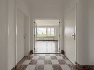 <p><span>ANTWERPEN - Jan Van Rijswijcklaan:</span><span> Zeer mooi gerenoveerd appartement van ca 155m² met 3 slaapkamers, 2 badkamers en autostaanplaats.</span></p><p><span> </span></p><p><span>BESCHRIJVING:</span></p><p><span> </span></p><p><span>Appartement 5C op de 5° verdieping van zeer verzorgd gebouw.</span></p><p><span>Inkomhal (ca. 9,5m²) op marmeren tegels (dambordmotief).</span></p><p><span>Vestiairekast.</span></p><p><span>Nieuw gastentoilet met mozaiektegels en handenwasser.</span></p><p><span>Lichte leefkamer (ca. 32m²) op parket, met open haard op gas. Brede raampartijen zorgen voor veel lichtinval.</span></p><p><span>Gelakte, houten schuifdeuren scheiden de leefkamer van de eetkamer.</span></p><p><span>Eetkamer (ca. 26,5m²), Open haard op gas.</span></p><p><span>Volledig geïnstalleerde nieuwe keuken met kasten en toestellen (oven, keramische kookplaat, dampkap, vaatwasser, koelkast)</span></p><p><span>Slaapkamer 1 (ca. 14,5m²) </span></p><p><span>Slaapkamer 2 (ca. 19m²)  met annex badkamer.</span></p><p><span>Deze badkamer is voorzien van ligbad, dubbele lavabo, douche, toilet, aansluiting wasmachine en droogkast, schabben.</span></p><p><span>Slaapkamer 3 (ca. 12m²) op parket met aansluitend badkamer 2, voorzien van douche en lavabo.</span></p><p><span> </span></p><p><span>Kelder.</span></p><p><span> </span></p><p><span>Inpandige autostaanplaats aan 120€/maand</span></p><p><span> </span></p><p><span>BIJZONDERHEDEN:</span></p><p><span> </span></p><p><span>- Totaalrenovatie - instapklaar - afwerking met hoogwaardige materialen.</span></p><p><span>- Gemeenschappelijke kosten: 250 €/maand (provisie voor verwarming, water, lift, onderhoud gebouw)</span></p><p><span>- Residentiële ligging dicht bij openbaar vervoer en alle grote invalswegen</span></p><p><span>- Alarm</span></p><p><span>- Overal dubbele beglazing</span></p><p><span>- Lichtrijk en marmeren vloeren</span></p><p><span>- Dubbele marmeren schouw</span></p><p><span>- Onmiddellijk beschikbaar</span></p>