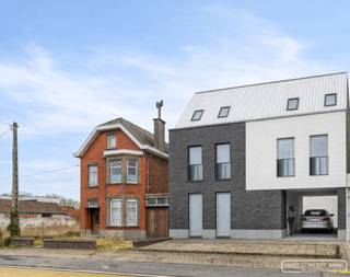 In de Statiestraat 87 te Anzegem bevindt zich deze interessante eigendom met tal van ontwikkelingsmogelijkheden. Dankzij de vlotte bereikbaarheid richting E17, gecombineerd met bus- en treinverbindingen op wandelafstand, is dit een strategische locatie voor zowel wonen als investeren. Bovendien bevindt een supermarkt zich letterlijk aan de deur, wat het dagelijkse comfort alleen maar verhoogt.<br /><br />Vanop het eerste en tweede verdiep geniet men aan de achterzijde van een rustgevend open zicht over de weilanden – een zeldzame troef op deze centrale ligging.<br />De bestaande woning is af te breken of grondig te renoveren en bevindt zich op een perceel van 656m². Achteraan het perceel zijn 3 bestaande garages aanwezig, wat extra potentieel biedt voor herontwikkeling of parkeeroplossingen.
<h3>Ontwikkelingsmogelijkheden</h3>
In combinatie met de aankoop van de linkerbuur biedt deze site de mogelijkheid tot het realiseren van circa 8 appartementen, met toepassing van afbraak en wederopbouw aan het gunstige 6% btw-tarief (onder voorwaarden).<br /><br />Bij aankoop van enkel dit pand is een project van ongeveer 4 à 5 appartementen mogelijk, of kan gekozen worden voor een heropbouw van een ruime gezinswoning.<br />Een uitstekende opportuniteit voor projectontwikkelaars of investeerders die op zoek zijn naar een centraal gelegen site met schaalbaar potentieel, maar evengoed interessant voor wie hier een nieuw woonverhaal wil schrijven.
<h3>👉 Meer info of een verkennend gesprek?</h3>
Contacteer Sarah voor verdere toelichting over de mogelijkheden van dit pand via sarah@maesconceptimmo.be.