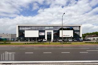 Instapklaar en recent bedrijfsgebouw te koop op een strategische toplocatie in Affligem.<br />Dit moderne bedrijfsgebouw (2021) combineert <strong>409 m² showroom- en kantoorruimtes</strong> met <strong>454 m² opslagruimte</strong> en <strong>11 parkeerplaatsen</strong>. <br /><br />De<strong> showroom- en kantoorruimtes</strong> zijn volledig instapklaar en afgewerkt met onder andere verlichting, individuele HVAC-installaties, sanitair, afzonderlijke kantoren en een vergaderzaal. De kwalitatieve afwerking en polyvalente indeling maakt dit pand geschikt voor tal van activiteiten.<br /><br />De <strong>opslagruimtes</strong> beschikken over<strong> 2 sectionaalpoorten</strong> van telkens 4 m x 4 m. In totaal omvat het magazijn 454 m² opslagruimte, verdeeld over 227 m² met een vrije hoogte van 6 m en 227 m² met een vrije hoogte van 8 m.<br /><br />Dankzij de uitstekende bereikbaarheid vlakbij de op- en afritten van de<strong> E40</strong> geniet het pand van een vlotte verbinding richting Brussel, Gent en Aalst.<br />Bovendien zorgen belangrijke verkeersaders zoals de <strong>N9</strong> en de <strong>Brusselbaan </strong>voor een optimale ontsluiting voor klanten, leveranciers en medewerkers.<br /><br />Contacteer <strong>PANORAMA B2B</strong> voor bijkomende inlichtingen, plannen of een vrijblijvend plaatsbezoek via <strong>0477 07 30 30</strong>