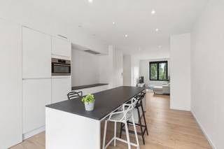 <ul>
<li>Appartement op 2e verdieping met 2 terrassen in het centrum van Oostende!</li>
<li>Gelegen in een rustige straat nabij het <strong>Maria-Hendrikapark</strong> te Oostende, treffen we dit instapklaar appartement aan. </li>
<li>Indeling: leefruimte met open moderne keuken, badkamer, toilet, <strong>2 volwaardige slaapkamers en 2 zonnige terrassen!</strong></li>
<li><u><strong>Troeven van dit appartement: </strong></u><br />- Bewoonbare oppervlakte: <strong>81 m²</strong><br />- Ruim appartement in een kleine, rustige residentie (geen syndic!)<br />- Energiezuinig wonen: <strong>EPC-label B</strong><br /><strong>- Volledig gerenoveerd</strong> met moderne afwerking<br />- privatieve kelderberging aanwezig</li>
</ul>