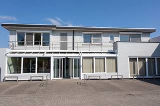 Goed onderhouden, deels gerenoveerd appartement op een uitstekende locatie te Essen. Het appartement heeft een eigen inkomhal met de trap die je...