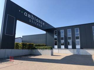 Immeuble commercial idéalement situé à Sint-Pieters-Leeuw, le long de la Bergensesteenweg, à vendre, idéal pour les entreprises qui recherchent à...