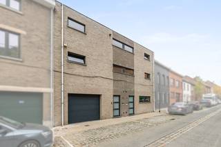 <p><u><strong>Te koop:</strong></u> Energiezuinige kangoeroewoning met vergund appartement in centrum Zaventem.<br /><br />Deze hedendaagse kangoeroewoning (bouwjaar 2006) met afzonderlijk, volledig vergund appartement combineert uitzonderlijke volumes, veel lichtinval en hedendaags wooncomfort. Ideaal voor een groot gezin, kangoeroewonen, vrij beroep of als investering met verhuurpotentieel.<br /><br />Gelegen in een rustige straat in het centrum van Zaventem, op wandelafstand van park, scholen, openbaar vervoer, winkels en horeca. De straat werd recent volledig vernieuwd en biedt een vlotte bereikbaarheid (Mobility Score 8,9/10).<br /><br /><u><strong>Energie &amp; comfort:</strong></u> De woning is toekomstgericht en energiezuinig:<br />• EPC A voor de woning, EPC B voor het appartement<br />• 15 zonnepanelen met 5 kWh batterij<br />• Warmtepompen met HVAC-systeem (verwarming &amp; airco)<br />• Vloerverwarming, boiler 150 L, recente gasketel (2022)<br />• Regenwaterput met distributiesysteem<br />• Asbestvrij<br /><br /><u><strong>Indeling hoofdwoning</strong></u><br />Inkomhal met garage. Ruime leefruimte met mezzanine en indrukwekkende raampartij (±25 m²), open keuken met bijkeuken en wasruimte. Meerdere slaapkamers, badkamers en bureauruimtes, verdeeld over verschillende verdiepingen.<br /><br /><u><strong>Afzonderlijk appartement (85 m²)</strong></u><br />Eigen ingang, aparte meters, vloerverwarming, lichtrijke leefruimte met open keuken, slaapkamer, douchekamer en groot privatief zuidgericht terras.<br /><br /><u><strong>Troeven:</strong></u><br />• Zeldzame kangoeroewoning<br />• Twee grote zuidgerichte terrassen en tuin<br />• Centrale maar rustige ligging<br />• Veelzijdig: wonen, werken of investeren<br /><br />Meer informatie of een bezoek met Joery Van De Gucht? Contacteer ons via +3223351115<br />JOUW DROOMHUIS. ZO GEVONDEN!</p>