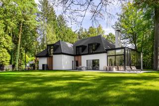 <p><strong>Exclusieve, Volledig Gerenoveerde Villa op een Prachtige Locatie in Schilde</strong></p>
<p>Met trots stellen wij u deze uitzonderlijke, volledig gerenoveerde villa voor, gelegen op een prachtig hoekperceel in het idyllische en residentiële 's-Gravenwezel, vlak bij het centrum van Schilde. Deze unieke woning bevindt zich in een rustige doodlopende straat, op wandelafstand van scholen, openbaar vervoer en winkels – de perfecte balans tussen privacy en bereikbaarheid.<br /><br /><strong>Architecturale Perfectie – Een Samenspel van Verleden en Toekomst</strong><br />De recente totaalrenovatie transformeerde deze villa tot een ware parel, waarbij karaktervolle elementen harmonieus samengaan met hedendaagse luxe en technologie. Elke ruimte vertelt een verhaal: zorgvuldig herontworpen met oog voor detail, kwaliteit en sfeer. Het resultaat is een woning van absolute topklasse, zowel technisch als esthetisch.</p>
<p><strong>Indeling </strong><br />Bij binnenkomst wordt u verwelkomd in een stijlvolle inkomhal met vestiaire en gastentoilet. Van hieruit heeft u toegang tot een polyvalente ruimte, ideaal als bureau of tv-kamer, en een gezellige eetkamer.</p>
<p>De royale leefruimte biedt een prachtig uitzicht op de tuin en sluit naadloos aan op de spectaculaire leefkeuken, ondergebracht in een adembenemende glazen uitbouw. Deze keuken is volledig uitgerust met hoogwaardige toestellen en biedt een perfecte interactie met de buitenruimte – ideaal voor wie houdt van binnen-buiten leven.</p>
<p>Verder op het gelijkvloers is er een dubbele inpandige garage en een praktische berging</p>
<p><strong>Eerste Verdieping </strong><br />De elegante stalen trap leidt naar de eerste verdieping, waar vier ruime slaapkamers onder de indrukwekkende dakstructuren zijn ondergebracht. <br />De master suite is een waar toevluchtsoord, met ruimte voor een dressing, een luxueuze en-suite badkamer en een panoramisch zicht op de tuin.<br />Daarnaast:</p>
<ul>
<li>
<p>Eén slaapkamer met eigen douchekamer</p>
</li>
<li>Twee extra ruime slaapkamers</li>
<li>
<p>Extra badkamer met inloopdouche en dubbele wastafel</p>
</li>
<li>
<p>Apart toilet</p>
</li>
<li>
<p>Praktische waskamer</p>
</li>
</ul>
<p><strong>Buitenruimte – Uw Privé-Oase</strong><br />De riante tuin, omringd door volwassen bomen, biedt een oase van rust en privacy. Het ruime zonneterras vormt de ideale plek om te ontspannen, te genieten van lange zomerdagen of gasten te ontvangen in stijl. Er is een mogelijkheid om een zwembad te laten aanleggen.</p>
<p><strong><br />Bijzonderheden:</strong></p>
<ul>
<li>Totale, hoogwaardige renovatie</li>
<li>Verkoop onder registratie</li>
<li>EPC-label A</li>
<li>Vloerverwarming overal</li>
<li>Grote raampartijen voor optimale lichtinval</li>
<li>Hoogwaardige afwerking en maatwerkoplossingen</li>
<li>Buiten tafeltennis (voor zomer/winter)</li>
</ul>
<p></p>
<p>Voor meer informatie of een bezichtiging aan deze prachtige woning, neem contact met Sigalit via sigalit@reds.be of 0475668474</p>