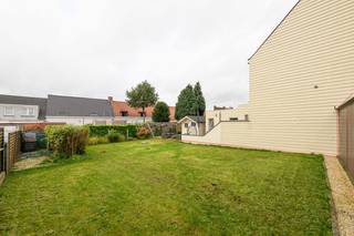 Dit perceel bouwgrond voor een halfopen woning is gelegen in de Steenstraat naast huisnummer 24.<br />De totale oppervlakte bedraagt 276 m² en heeft een straatbreedte van 10,62 m².<br /><br />Het stedenbouwkundig voorschrift geeft aan dat er maximum 2 bouwlagen met dak gebouwd mag worden.<br />De maximum bouwdiepte bedraagt 12 m op het gelijkvloers en 10 m op de verdieping.<br /><br />Doordat het perceel terug te vinden is in het centrum zijn er tal van faciliteiten op wandelafstand makkelijk bereikbaar.<br /><br />Algemeen:<br />- De garageboxen zijn opzegbaar na akte met korte termijn<br />- Nutsvoorzieningen dienen door de koper voorzien te worden<br /> 