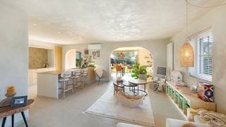 Deze recent gebouwde en alleenstaande villa (bouwjaar 2017) is gelegen in een mooie setting in het charmante Ramskapelle (Knokke-Heist). De...