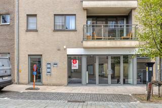 Bent u op zoek naar een commerciële locatie met een professionele uitstraling? Deze gelijkvloerse kantoorruimte van 85 m² met een brede gevel is uitstekend gelegen in de Lostraat te Aalter. Het pand is instapklaar en biedt diverse invulmogelijkheden (eventueel ook handelsbestemming, mits bestemmingswijziging).<br /><br />*Indeling: Lichtrijke kantoorruimte met eigen keuken en sanitair (wc).<br />*Afwerking: Duurzame tegelvloer, kwalitatief schrijnwerk met ventilatieroosters en centrale verwarming op aardgas.<br />*Nutsvoorzieningen:Aparte tellers voor water, gas en elektriciteit (volledig eigen verbruik).<br />*Buitenruimte: Toegang tot een gezellige gemeenschappelijke koer/patio (38 m²), gedeeld met de bovenliggende appartementen.<br />*Extra opslag:Bijhuren van bijkomende opbergruimte in de achtergelegen berging is bespreekbaar.<br /><br />*Beschikbaarheid / Ingang: Bespreekbaar (snel beschikbaar).<br />*Staat: Volledig instapklaar.<br />*Ligging: Uitstekende bereikbaarheid en visibiliteit.<br />*Huurwaarborg: 3 maanden huur.<br />*Onroerende voorheffing: € 100/maand (forfaitair).<br /><br />Interesse?<br />Aarzel niet om contact met ons op te nemen voor meer informatie of om een bezoek in te plannen voor dit bedrijfsvastgoed in Aalter!