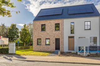OPENHUIZENDAG / BEZOEKDAG op zaterdag 17 oktober van 10u - 12u30<br /><br />Prachtige nieuwbouwwoning van (bruto bew. opp. 195m²) met voorberekend E-peil 20 (Volledig EPB verslag in aanvraag), 3 tot 4 slaapkamers, hoogwaardig afgewerkt en zonnige tuin. Deze woning is gelegen dichtbij het centrum van Herenthout en handig gelegen met alle-in en uitvalswegen en al de nodige voorzieningen (supermarkt, bakker, slager) in de directe omgeving.<br /><br />INDELING: Inkomhal met vestiaire gedeelte en apart gastentoilet. Vervolgens een ruime leef/ eet ruimte met echt veel lichtinval en directe connectie tot de openkeuken. De keuken is met hoogwaardige materialen afgewerkt (Qooker kraan, composiet blad, Inductie kookvuur, etc.). Achterliggend heb je nog een handige wasplaats/bijkeuken met verdere toegang tot de tuin. Vloerbekleding bestaat uit een keramische tegel met vloerverwarming en koeling.<br /><br />V1: Via de trap (arduin geschuurd) betreden we de nachthal met toegang tot alle vertrekken; Twee écht ruime slaapkamers en 1 kinderkamer / hobbyruimte, Als ook een luxueuze badkamer met inloopdouche, bad en dubbele lavabo. Eveneens is er een apart toilet voorzien. V2: Ruime slaapkamer van +/-25m² en technische ruimte/zolder toegankelijk via vaste trap. Zowel V1 als V2 bestaat uit een meerlaagse eikenparket met vloerverwarming en koeling. Tot slot een aangename tuin met terras, parkeermogelijkheid achteraan de woning (mits hoek perceel). Vergunning aangevraagd met carport, aankoop met carport is bespreekbaar.<br /><br />BIJZONDERHEDEN: Zeer energiezuinige woning (E-peil 20 voorberekend - Vrijstelling KI voor 5 jaar) – Woning volledig opgeleverd – Vooruitstrevende technieken, Warmtepomp (lucht-water), Zonnepanelen (18panelen – 8010 kWp), Ventilatiesysteem C, etc. Aankoop onder 21% BTW op de constructie; op het grond aandeel 12% RR - Vrijstelling KI 5 Kwalitatieve afwerking door lokale aannemers. Echt ruime slaapkamers met het wooncomfort als centraal orgaan – Buitenschrijnwerk Aluminium en Pvc.<br /><br />UPDATE: Al de binnendeuren en plinten overal geplaatst, Badkamer meubel geïnstalleerd en gazon is volledig ingezaaid. ZIE REAL/ FILMPJE.