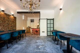 Gelegen op een absolute A-locatie op de Veemarkt in het hart van Kortrijk, stellen wij u deze unieke instapklare woning met...