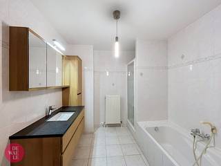 Bent u op zoek naar het ideale gelijkvloers appartement om te huren? Dit prachtige appartement in Mechelen staat nu te huur en combineert comfort met een fantastische ligging langs het water. Het appartement is onmiddellijk te huren en biedt een uitzonderlijke kans voor wie comfortabel en stijlvol wil wonen.Gelegen aan de Dijle 21, bevindt u zich op wandelafstand van het bruisende centrum van Mechelen. Tegelijkertijd geniet u van een rustgevend, uniek zicht op de Dijle.Indeling:- Lichtrijke woonkamer met open keuken- Gezellig privétuintje- Twee ruime slaapkamers met uitzicht op de tuin.- Recent gerenoveerde badkamer en een apart gastentoilet.- Berging naast de keuken en een private ondergrondse berging.- Gemeenschappelijke fietsenberging in de ondergrondse parking.- Buitenstaanplaats achteraan het gebouw (beschikbaar vanaf 27 juli).Het appartement is meteen beschikbaar. De vaste kosten bedragen een provisie van 75 euro. Wil je een bezoek inplannen en het appartement zelf ontdekken? Aarzel dan niet om een bezoekaanvraag in te dienen via Dewaele.com via de daar voorziene rode balk.
