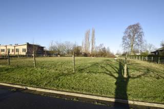 Deze bouwgrond is gelegen vlakbij het centrum van Zwijndrecht.Dit perceel komt in aanmerking voor een gesloten bebouwing.Geen bouwverplichting.Neem...