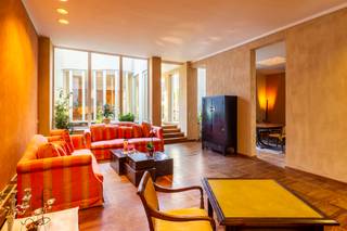 Achter deze statige maar discrete gevel van een kleinschalig appartementsgebouw, oorspronkelijk gebouwd als herenwoning, bevindt zich dit...