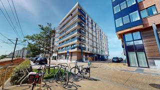 Volledig gerenoveerd 2-slaapkamer appartement vlakbij de Zeedijk in Heist.<br /><br />Ontdek dit prachtig instapklare appartement, ideaal gelegen op een steenworp van de Zeedijk. Dankzij de uitstekende ligging geniet u van een aangenaam zijdelings zeezicht en alle troeven van de kust binnen handbereik. Het appartement beschikt over een lichtrijke leefruimte die uitgeeft op een zonnig, zuidgericht terras waar u de hele dag kan genieten van de zon. De moderne, volledig vernieuwde keuken sluit naadloos aan bij de stijlvolle afwerking van het geheel. Verder omvat het appartement twee volwaardige slaapkamers, een hedendaagse badkamer en een apart toilet. Dankzij de praktische indeling en kwalitatieve renovatie is dit appartement perfect als tweede verblijf, investering of vaste woonst aan zee.