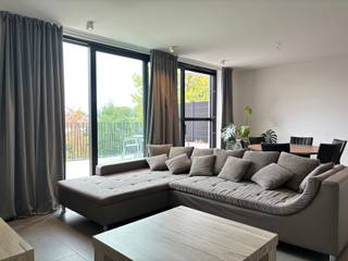 Modern appartement in residentie Monastère, een stijlvol appartementencomplex perfect gelegen in het centrum van Retie. Winkels, cafés, scholen en openbaar vervoer bevinden zich allen op wandelafstand van de residentie.<br /><br />Dit appartement is gelegen op de eerste verdieping met inkom op de hoek van de Laarstraat en Kloosterstraat. Het is bereikbaar via een trap en lift die ook de ondergrondse parkeergarage bedient.<br /><br />Het appartement (106m²) bestaat uit een inkomhal, zeer ruime en open leefruimte met keuken, 2 slaapkamers vooraan, waarvan 1 met ruimte voor dressing, badkamer met inloopdouche en toilet, 2 bergingen en een gastentoilet. De leefruimte beschikt over een grote raampartij en geeft uit op een ruim en zonnig terras (zuid-georiënteerd). De keuken is uitgerust met keramisch kookvuur, ijskast, dampkap, oven en vaatwasser.<br /><br />Bij het appartement hoort ook een ondergrondse autostaanplaats en privatieve berging. Ook een fietsenstalling is aanwezig.<br /><br />Bijzonderheden:<br />- De gemeenschappelijke lasten bedragen 75 euro per maand<br />- EPC: A-label<br />- Ondergrondse staanplaats en kelderberging